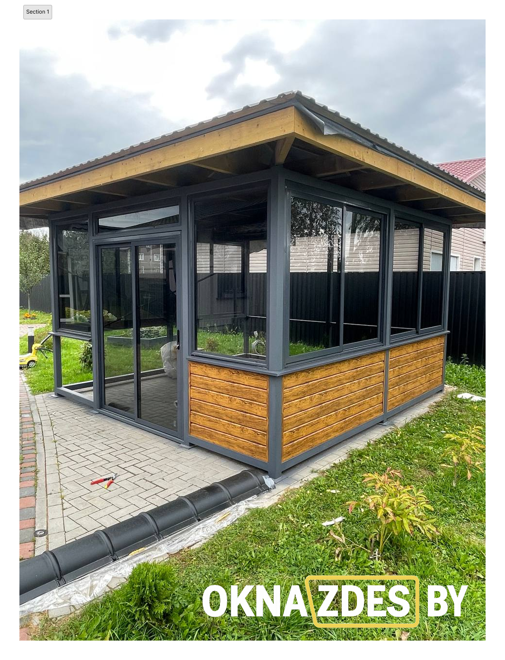 Алюминиевая раздвижная система для остекления террасы в частном доме. Профиль антрацит, вставки под дерево, панорамные стёкла, тёплый уютный дизайн