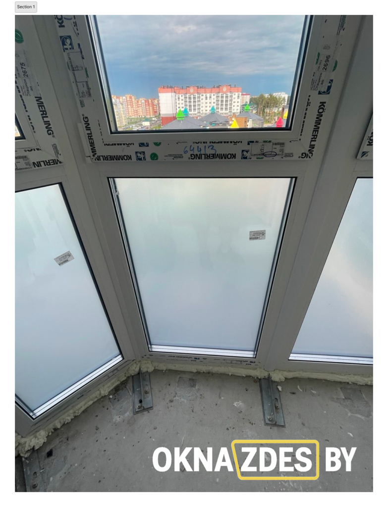 Крупный план створок ПВХ Kömmerling: поворотно-откидные ручки, микропроветривание, энергостекло; внизу тёплые панели.