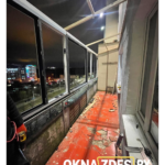 Монтаж тёплого остекления ПВХ на длинной лоджии: каркас потолка под утепление, узкие стойки.