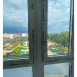 Внутри витражной лоджии: белые окна ПВХ Kömmerling, верх — стеклопакеты, низ — тёплые сэндвич-панели.