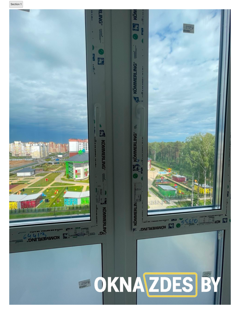 Внутри витражной лоджии: белые окна ПВХ Kömmerling, верх — стеклопакеты, низ — тёплые сэндвич-панели.