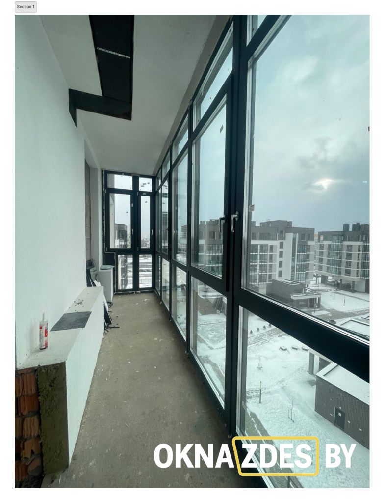 Панорамное остекление длинной лоджии тёмными ПВХ-окнами; много створок, подготовка откосов.