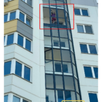 Фасад дома с витражной лоджией; зона выполненного второго тёплого контура ПВХ отмечена красной рамкой (вид с улицы).