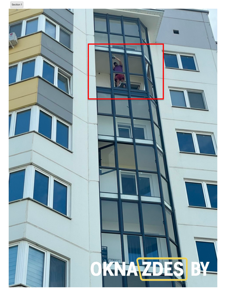 Фасад дома с витражной лоджией; зона выполненного второго тёплого контура ПВХ отмечена красной рамкой (вид с улицы).