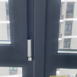 Общий вид лоджии по всей длине: тёплые ПВХ-окна в ламинации антрацит, зимний пейзаж за окном.