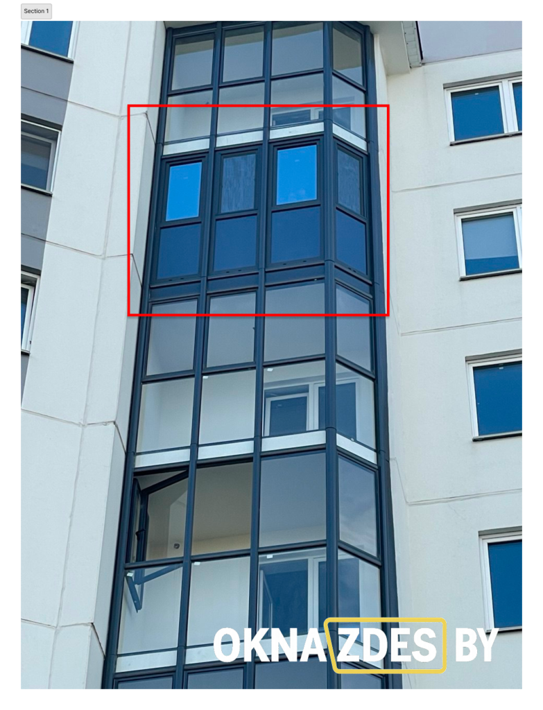Многоэтажный фасад с витражным эркером; участок тёплого ПВХ-контура выделен красной рамкой (вид с улицы)