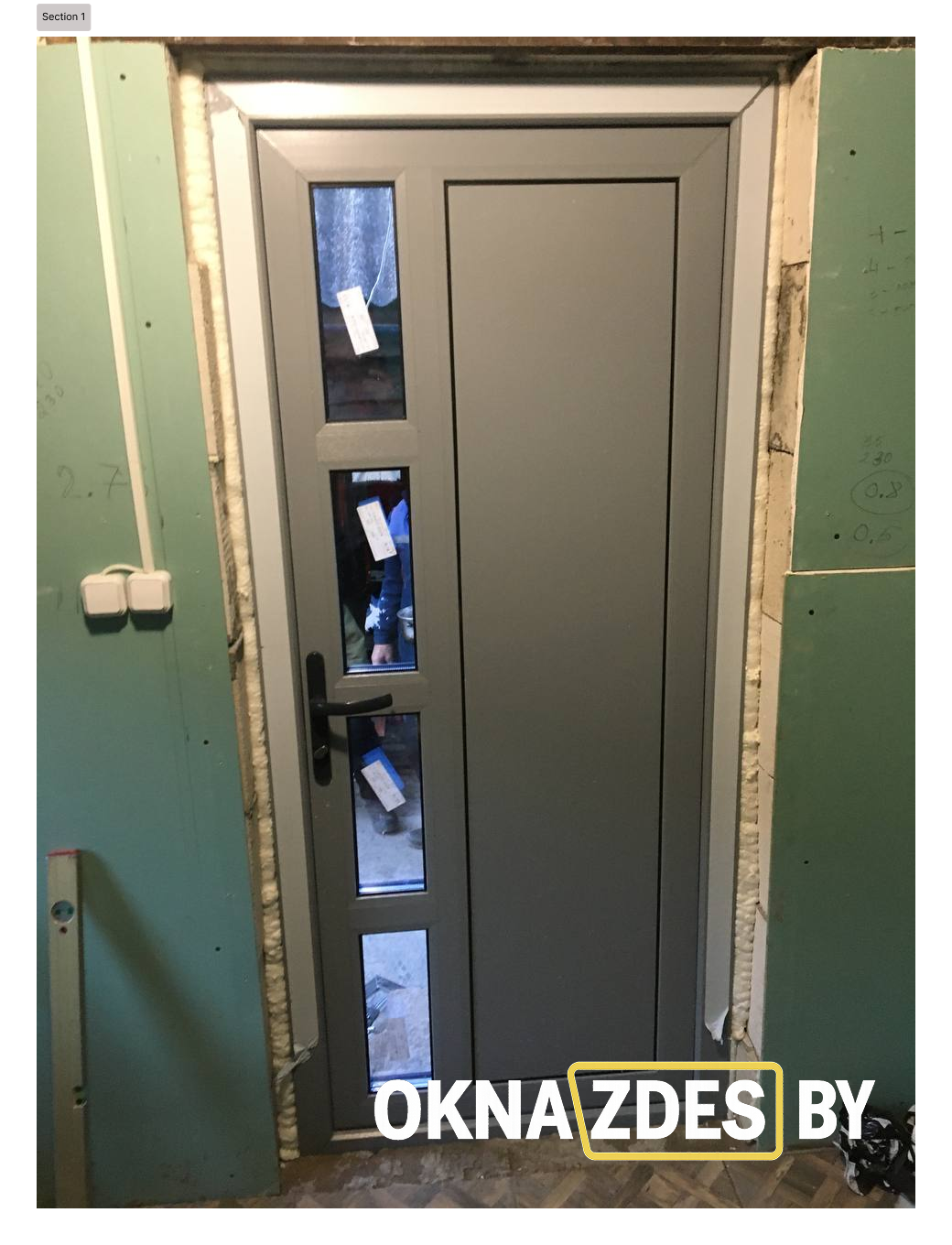 «ПВХ дверь в серой ламинации с узкой остеклённой боковой вставкой — Минск»