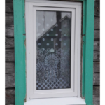 Окно ПВХ для деревянного дома — с сохранением резного наличника