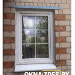Окно ПВХ со шпросами (белая решётка) — аккуратный монтаж в кирпичный фасад