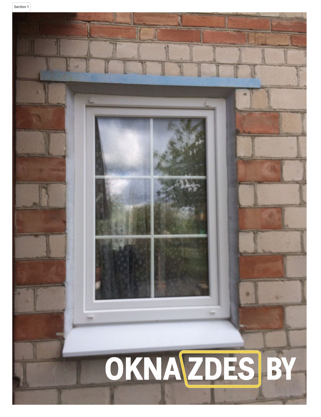 Белое окно ПВХ со шпросами 2×2, аккуратные откосы и белый отлив — кирпичный фасад, Минск