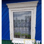 Окно ПВХ для деревянного дома с сохранением резного наличника — белое