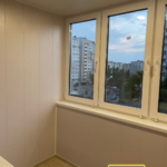 ПВХ-панели и точечные светильники в нише лоджии, белая ламинация