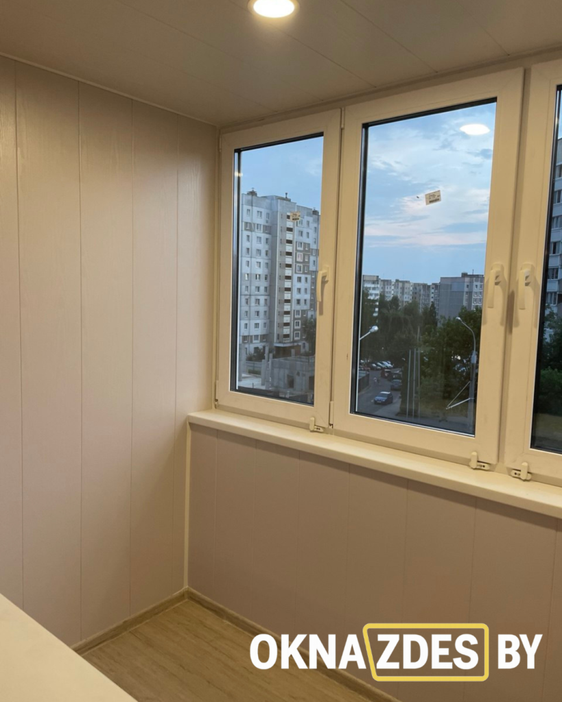 ПВХ-панели и точечные светильники в нише лоджии, белая ламинация