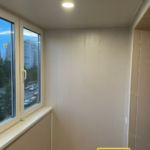 Проём в комнату, обрамление ПВХ-панелями.