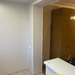 Угол балкона: ламинированные панели под дерево, плинтуса.