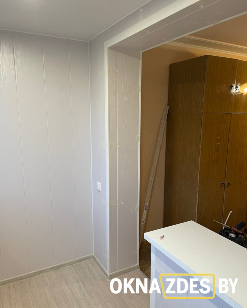 Угол балкона: ламинированные панели под дерево, плинтуса.