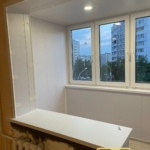 Столешница на проёме, отделка стен ПВХ-панелями