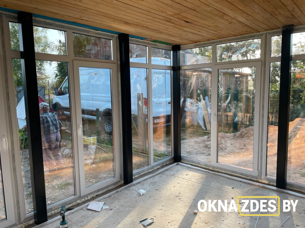 Внутри веранды: поворотно-откидные створки, тёплый профиль