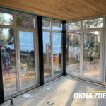 Внутри веранды: поворотно-откидные створки, тёплый профиль