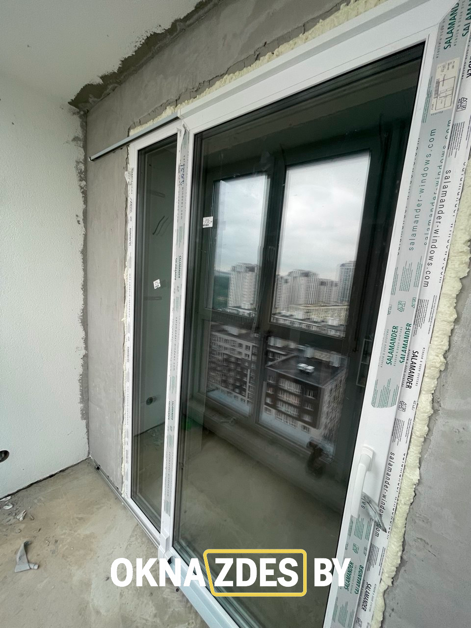 Балконный блок ПВХ с раздвижной дверью Salamander, монтаж на лоджии новостройки, Минск