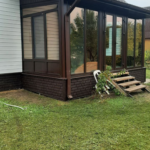 Панорамное остекление террасы с дверью и окнами Brusbox 70, тёмный дуб