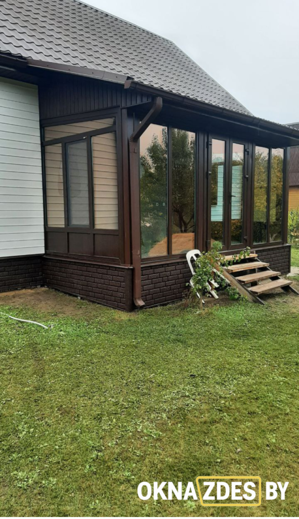 Панорамное остекление террасы с дверью и окнами Brusbox 70, тёмный дуб