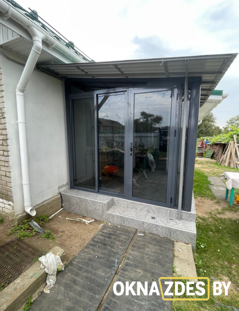 «Остекление террасы Provedal P400 — трёхполосная раздвижная система, закалённое стекло 6 мм графит, Минск»