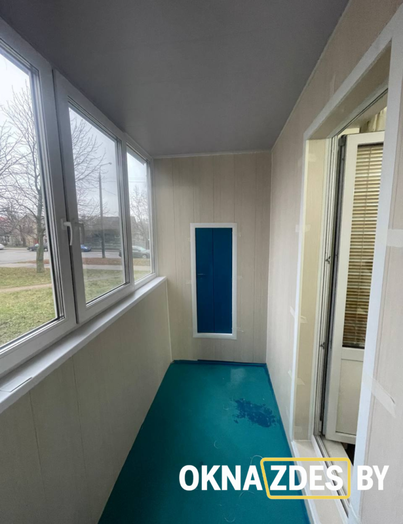 Утепление и обшивка балкона ПВХ панелями, светлая отделка, Минск