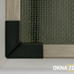 Крупный план угла рамочной москитной сетки на окно ПВХ — черный уголок, ячейки сетки, Минск