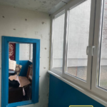 Балкон после частичной подготовки к отделке ПВХ панелями, утепление стен