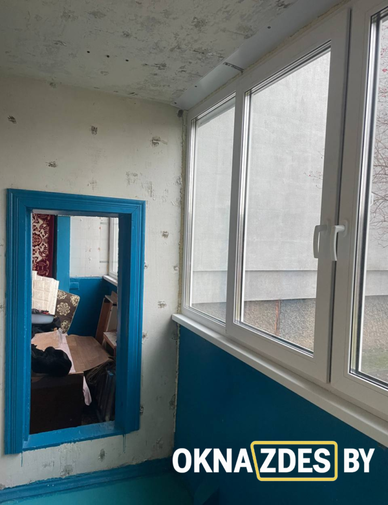 Балкон после частичной подготовки к отделке ПВХ панелями, утепление стен