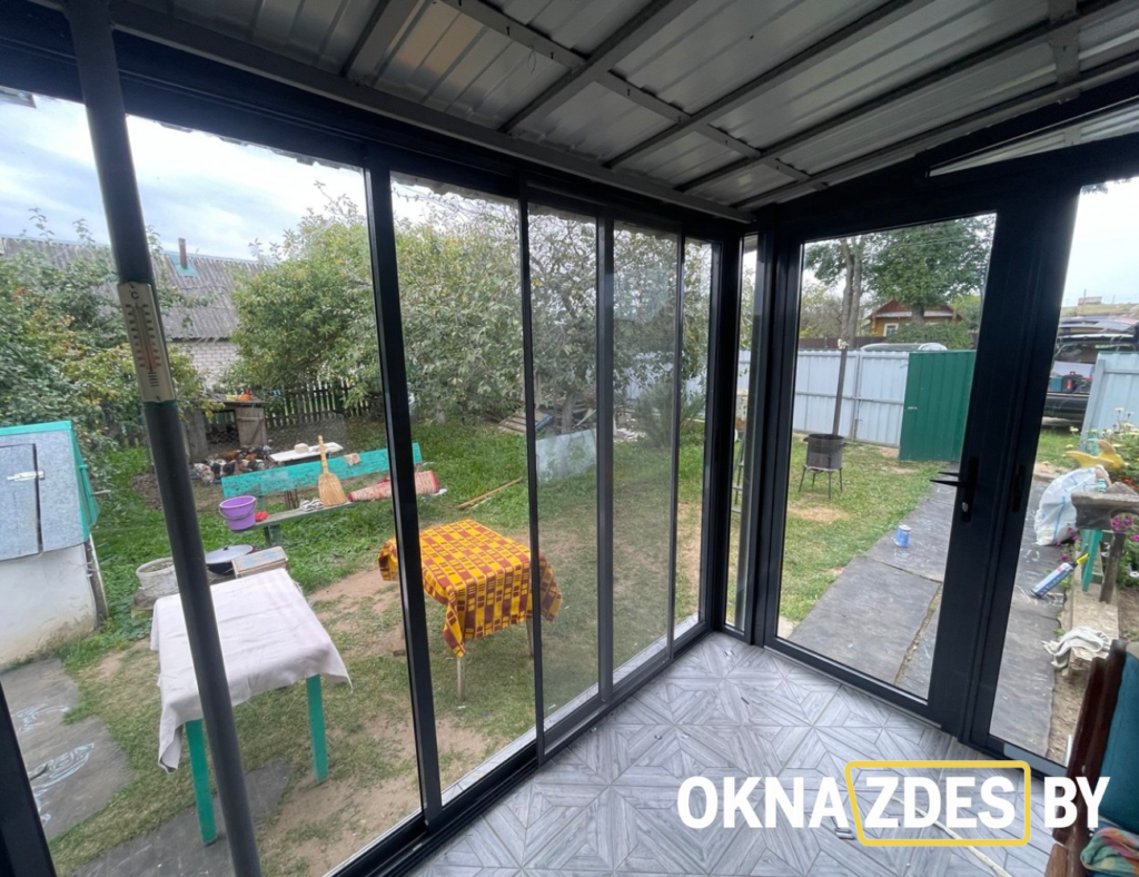 «Внутренний вид раздвижной системы Provedal P400 — трёхполосный профиль и стекло графит, остекление террасы, Минск»