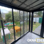 «Внутренний вид раздвижной системы Provedal P400 — трёхполосный профиль и стекло графит, остекление террасы, Минск»