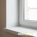 Пластиковые откосы и подоконник на окне ПВХ — крупный план примыкания, Минск
