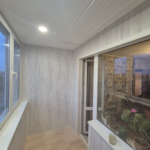 Обшивка балкона ламинированными ПВХ-панелями и монтаж пола под доску