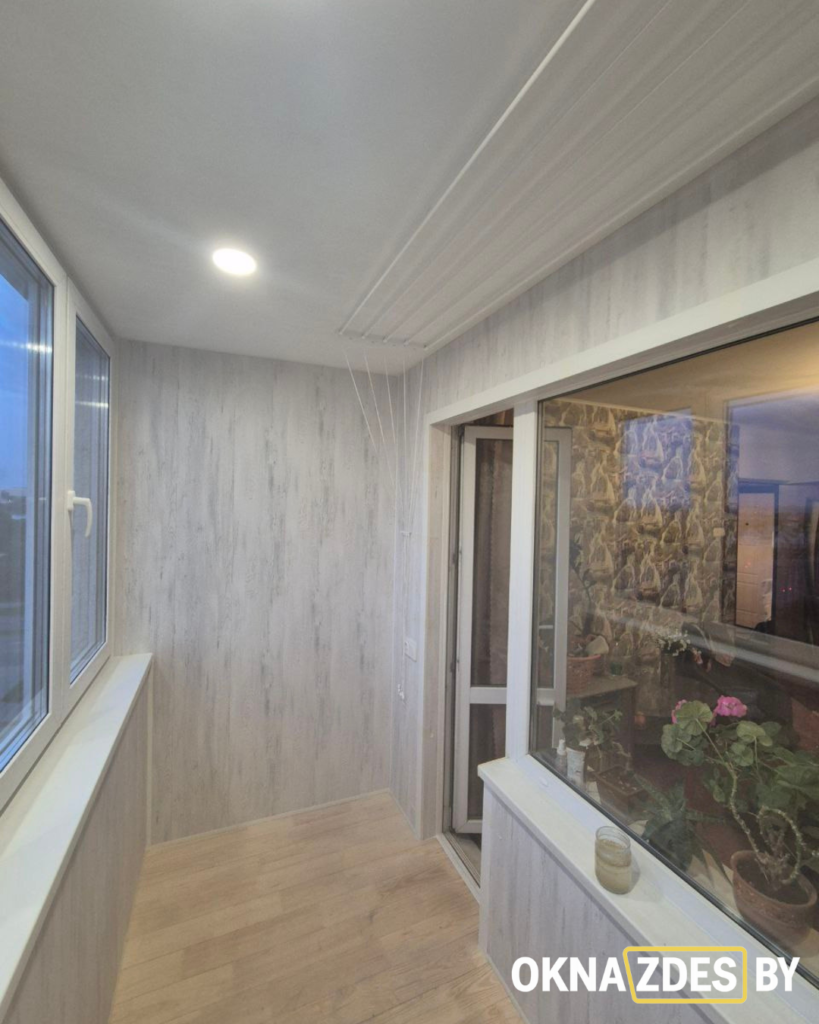 Обшивка балкона ламинированными ПВХ-панелями и монтаж пола под доску