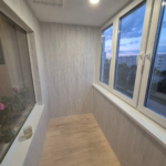 Светлая отделка балкона: ламинированные панели и пол под доску, LED-освещение