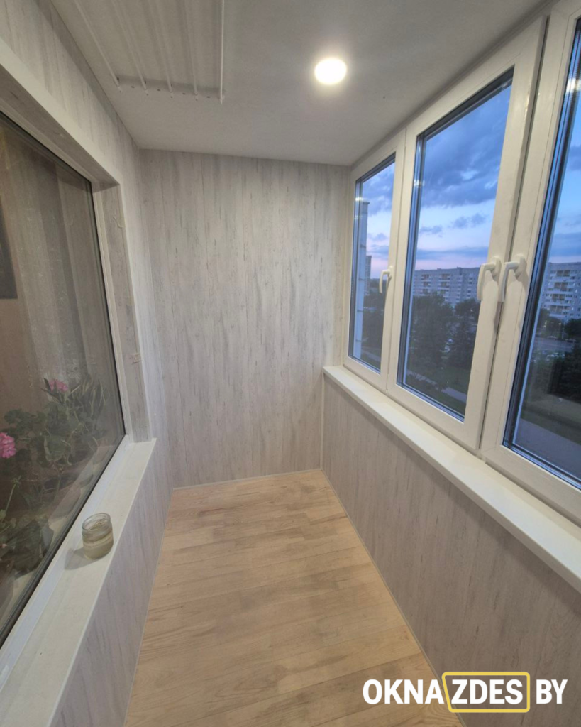 Светлая отделка балкона: ламинированные панели и пол под доску, LED-освещение