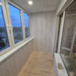 Балкон с ПВХ-панелями, точечным светом и потолочной сушилкой