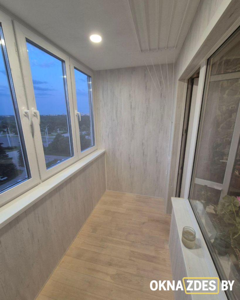 Балкон с ПВХ-панелями, точечным светом и потолочной сушилкой