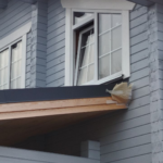 Окно ПВХ Brusbox 70 мм со шпросом 18 мм на фасаде частного дома