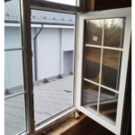 Открывающаяся створка окна ПВХ Brusbox 70 мм с фурнитурой Maco и декоративным шпросом 18 мм