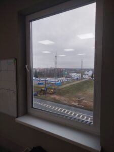 Офисные окна ПВХ. Профиль KBE с стеклопакетом 40 мм и фурнитурой Roto