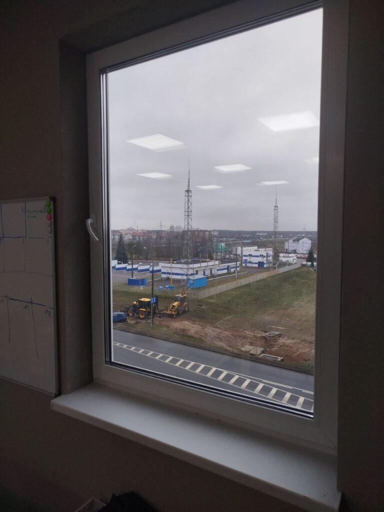 Офисные окна ПВХ. Профиль KBE с стеклопакетом 40 мм и фурнитурой Roto