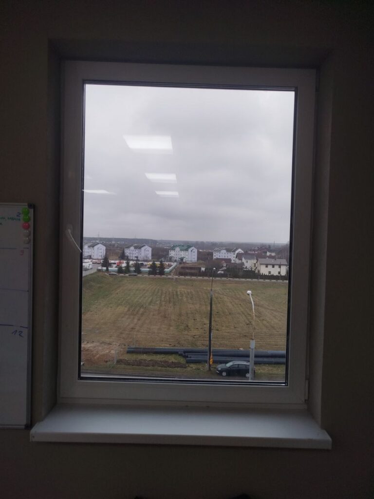 Пластиковое окно KBE для офисного здания, стеклопакет 40 мм, фурнитура Roto, белая рама, Минск