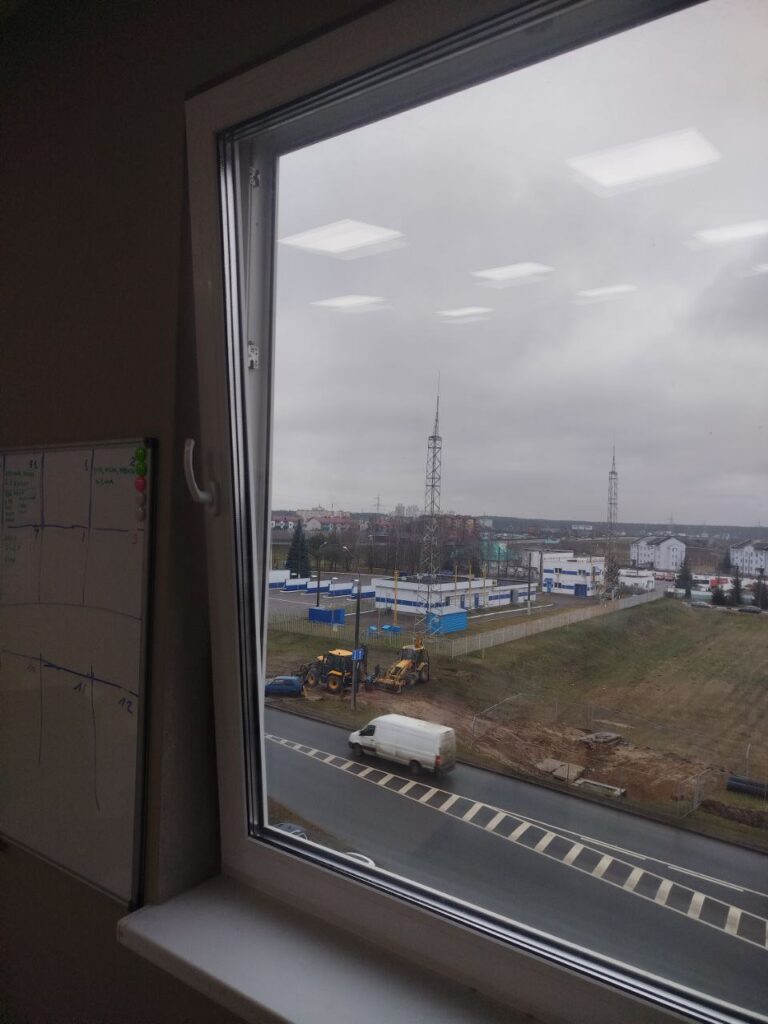 Окно ПВХ KBE с энергосберегающим стеклопакетом 40 мм и фурнитурой Roto, офисное помещение, Минск и область