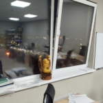 Открывание поворотно-откидной створки окна KBE 70 с фурнитурой Roto, стеклопакет 40 мм, офисное помещение, монтаж по ГОСТ