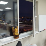 Окно KBE 70 в офисе: демонстрация открывания и прижима фурнитуры Roto, двухкамерный стеклопакет 40 мм, монтаж по ГОСТ