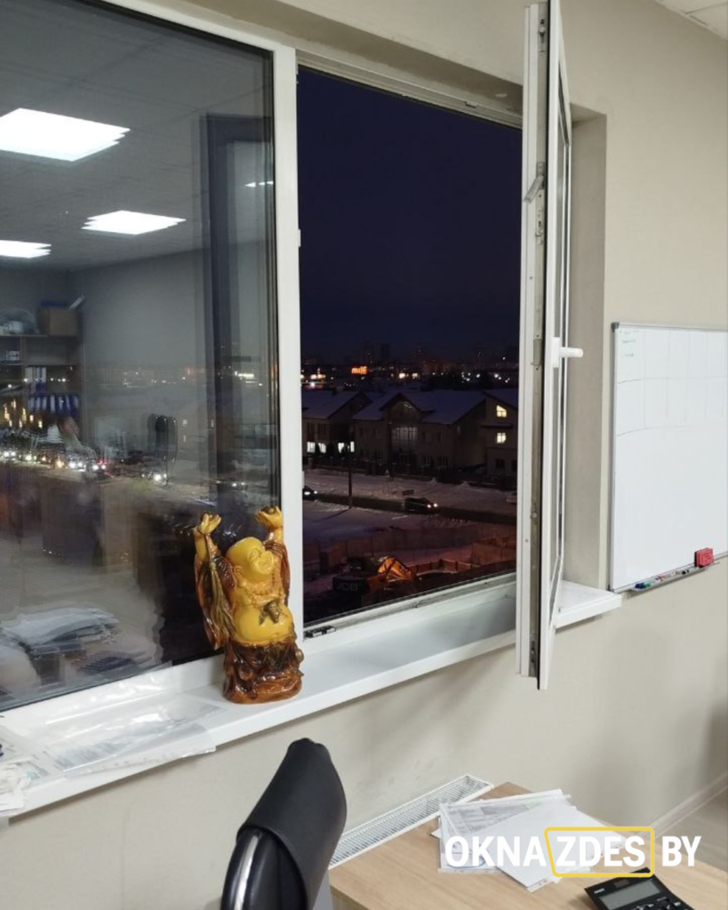 Окно KBE 70 в офисе: демонстрация открывания и прижима фурнитуры Roto, двухкамерный стеклопакет 40 мм, монтаж по ГОСТ