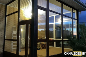 Панорамное остекление веранды — ламинация шоколадно-коричневая